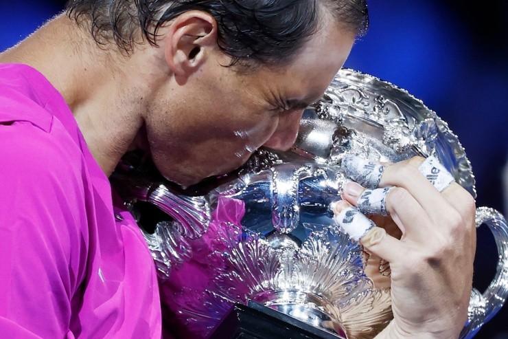 Mark Metcalfe/Getty Images - Nadal com o troféu do AO
