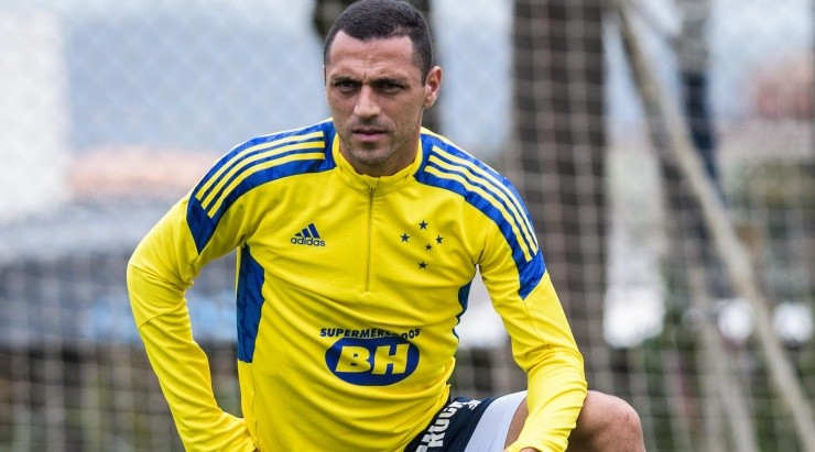 Foto: Gustavo Aleixo/Cruzeiro/Divulgação - Rômulo: fora do 1º clássico do ano