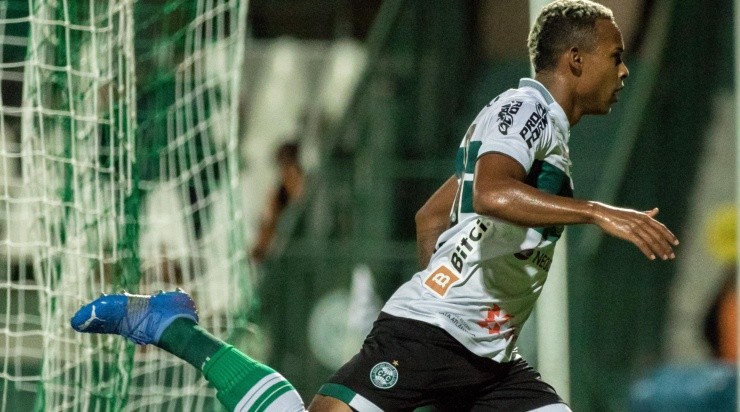 Foto: Robson Mafra/AGIF - O atacante do Coxa é um dos artilheiros do Estadual