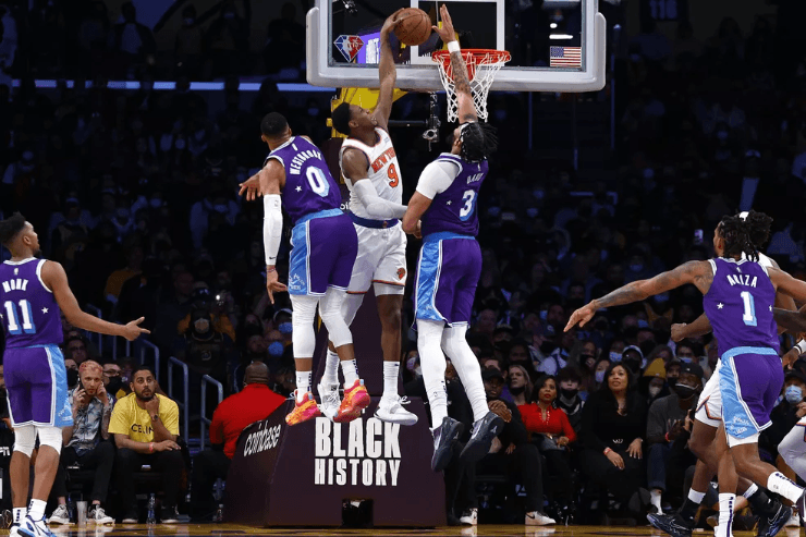 Foto: Ronald Martinez/Getty Images - RJ Barrett enterra em cima de Anthony Davis e Russell Westbrook