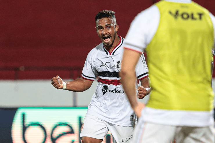 Tarcísio com a camisa do Santa Cruz (Foto: Rafael Melo/Santa Cruz)