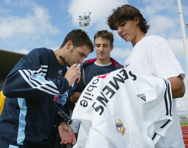 Mike Hewitt/Getty Images - Nadal recebendo autógrafo de Raul em sua camisa do Real Madrid.