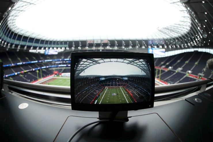Naomi Baker/Getty Images - Imagem de um estádio da NFL, pela cabine de transmissão
