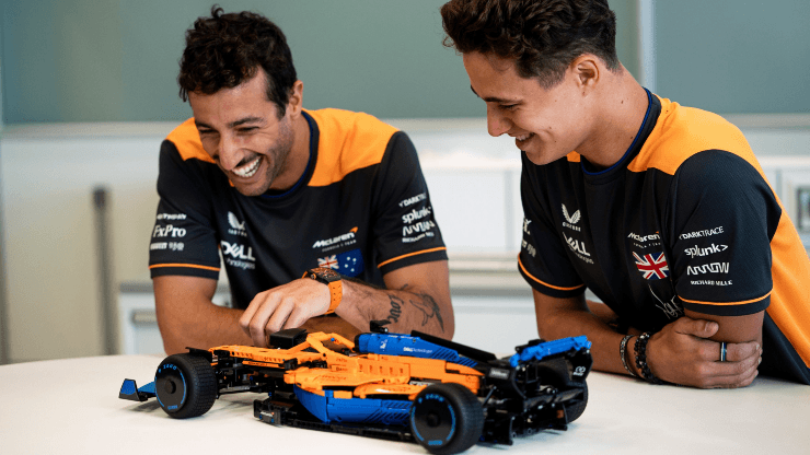 Foto oficial McLaren - Daniel Ricciardo e Lando Norris com o carro de Lego da construtora