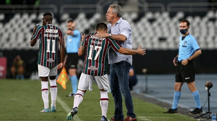 FOTO: LUCAS MERÇON / FLUMINENSE F.C. / DIVULGAÇÃO - Abel e Willian: atacante marcou um dos gols na virada 