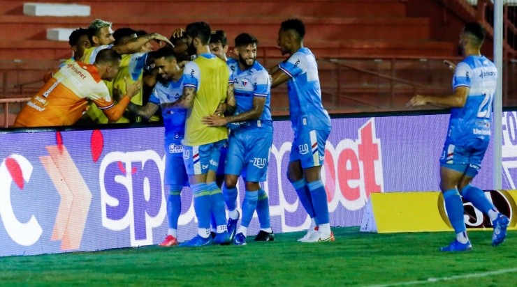 Foto: Rafael Vieira/AGIF - O Leão empatou por 2x2 nos Aflitos e segue na liderança do torneio regional
