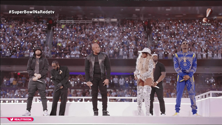 Imagem reprodução TV - Artistas no palco do Super Bowl
