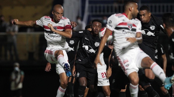 Foto: Rubens Chiri / saopaulofc.net / Divulgação - Miranda: falhou na partida contra o Red Bull Bragantino
