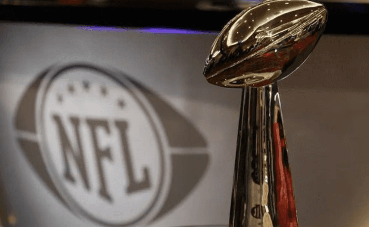 Foto: Getty Images - Troféu Vince Lombardi, entregue ao vnecedor do Super Bowl