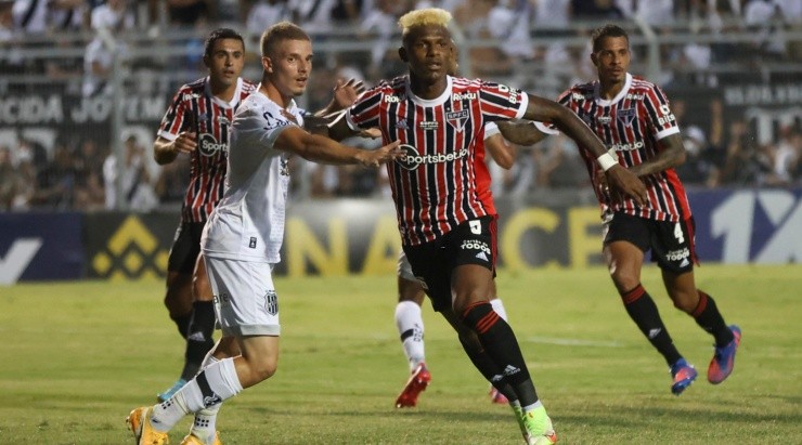 Foto: Rogério Capela/AGIF - O zagueiro é peça-chave no esquema de Ceni no Tricolor