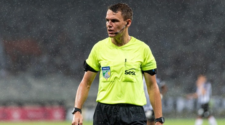 Foto: Alessandra Torres/AGIF - Árbitro foi muito criticado.