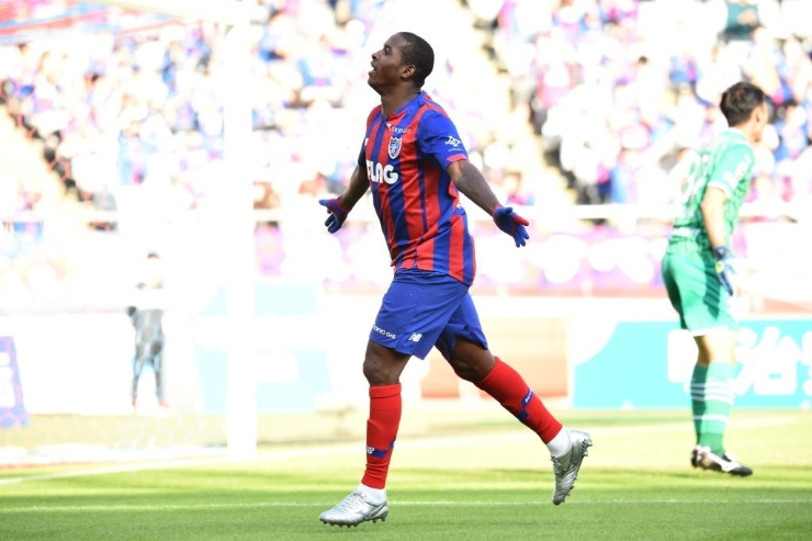 Adailton com a camisa do FC Tokyo (Foto: FC Tokyo)