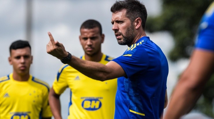 Foto: Gustavo Aleixo/Cruzeiro/Divulgação - O técnico retorna à beira do campo após se recuperar da Covid-19