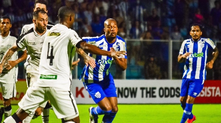 R.Pierre/AGIF - Copete em ação contra o Figueirense