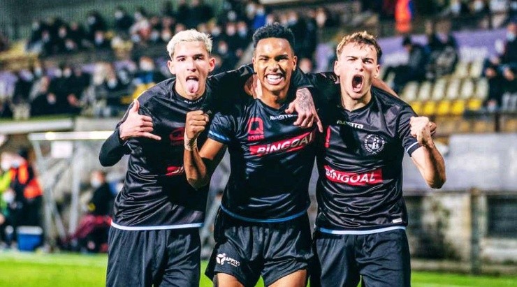 Cortesia Assessoria de Imprensa C2 Sports - Arthur com seus companheiros de equipe