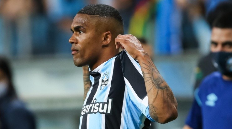 Pedro H. Tesch/AGIF - Douglas em atuação no Campeonato Brasileiro. Pedro H. Tesch/AGIF - Douglas em atuação no Campeonato Brasileiro.