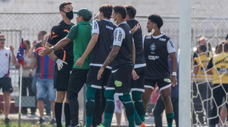 Foto: Robson Mafra/AGIF - Expulsão de Alef Manga causou tumulto entre o quarto árbitro e os jogadores do Coxa