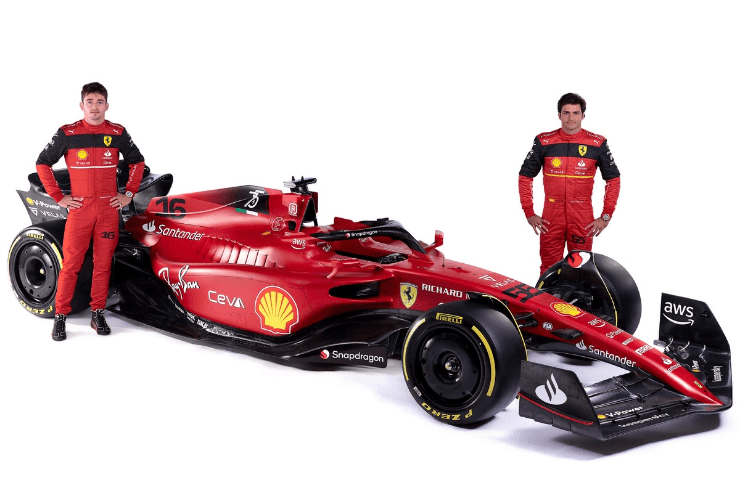 Foto Ferrari - Charles Leclerc e Carlos Sainz com o lindo carro da Ferrari,