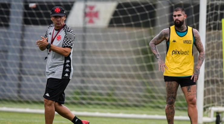 Foto: Thiago Ribeiro/AGIF - Zé Ricardo e Quintero: zagueiro se colocou à disposição do treinador vascaíno