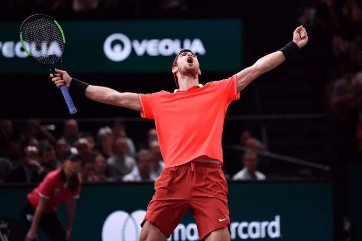 Justin Setterfield/Getty Images - Karen Khachanov festejando vitória