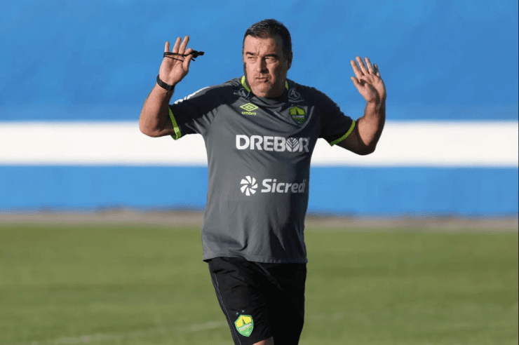 Pintado preparando o time para o duelo da Copa do Brasil (Foto: AssCom Dourado)