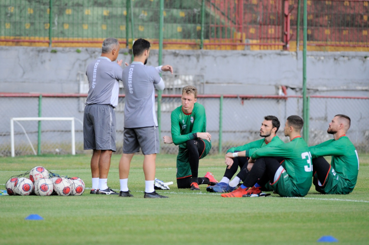 Treinadores conversando com goleiros da Portuguesa (Foto: Dorival Rosa/Portuguesa)