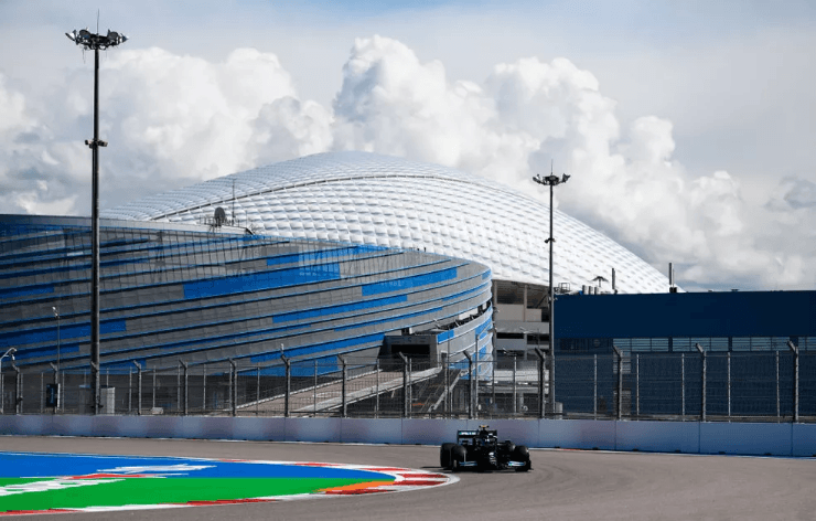 Foto: Rudy Carezzevoli/Getty Images - Valtteri Bottas, da Mercedes, no primeiro treino livre do GP da Rússia de 2021.