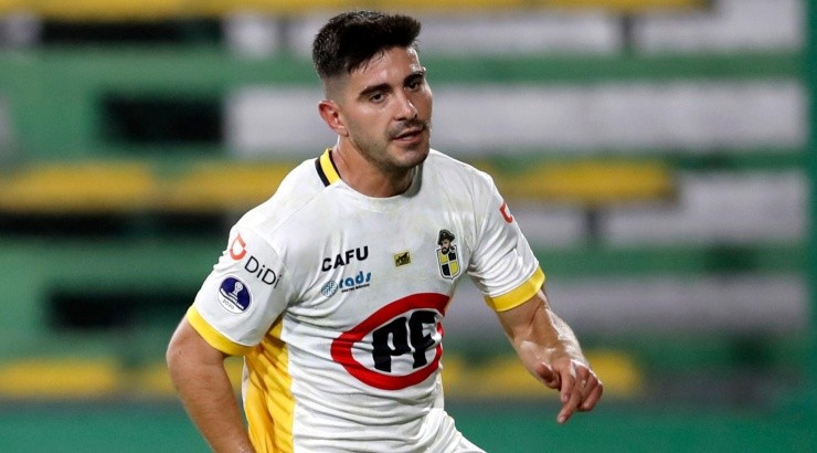 (Photo by Natacha Pisarenko - Pool/Getty Images) - Palacios foi artilheiro no Chile em 2021.