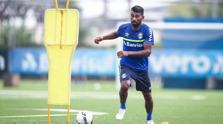 Foto: Lucas Uebel/Grêmio/Divulgação - Thiago Santos: deve retornar ao time titular no clássico