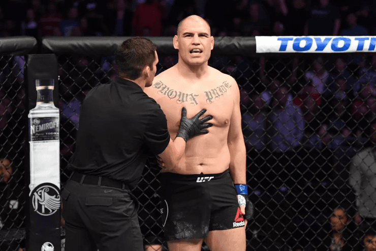 Foto: Josh Hedges/Getty Images - Cain Velásquez em sua última luta no UFC, em 2019.