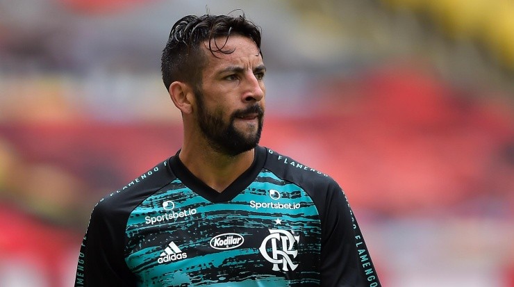 Foto: Thiago Ribeiro/AGIF - Salário do lateral afastou os interessados.