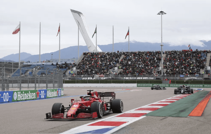 Foto: Sergei Fadeichev\TASS via Getty Images - Charles Leclerc, da Ferrari, no GP da Rússia da F1 2021