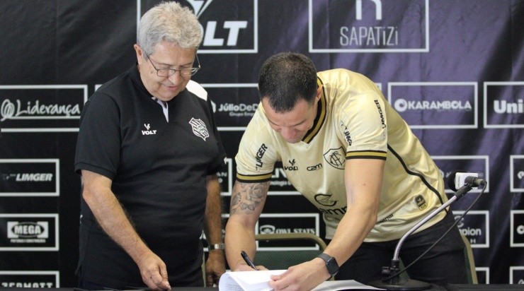 Créditos: Twitter Oficial Figueirense FC/ Figueirensefc - Goleiro em sua apresentação oficial