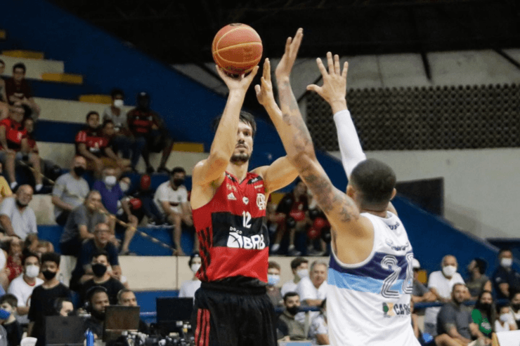 Foto Divulgação twitter Oficial Flamengo (Helena Petry/CRF) - Rubro-negro vence mais uma no NBB