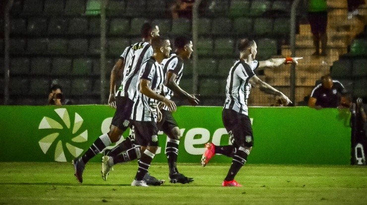 R.Pierre/AGIF - Time comemorando o empate nos minutos finais 