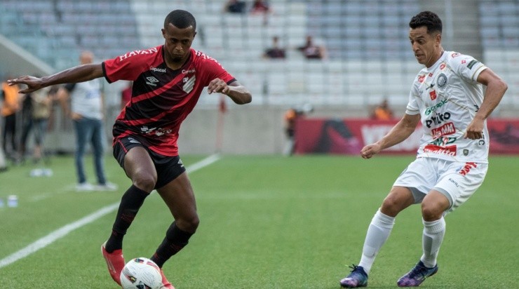 Robson Mafra/AGIF - Carlos deve chegar do Athlético para reforçar o Massa Bruta Robson Mafra/AGIF - Carlos deve chegar do Athlético para reforçar o Massa Bruta