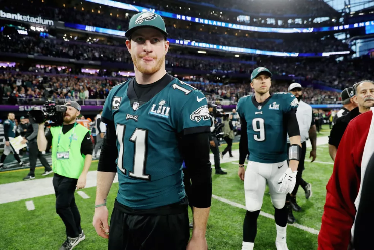 Foto: Elsa/Getty Images - Carson Wentz quando defendia o Indianapolis Colts