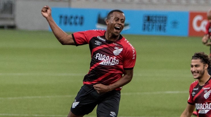 Foto: Robson Mafra/AGIF - O atacante somou 10 gols e cinco assistências pelo Furacão Foto: Robson Mafra/AGIF - O atacante somou 10 gols e cinco assistências pelo Furacão