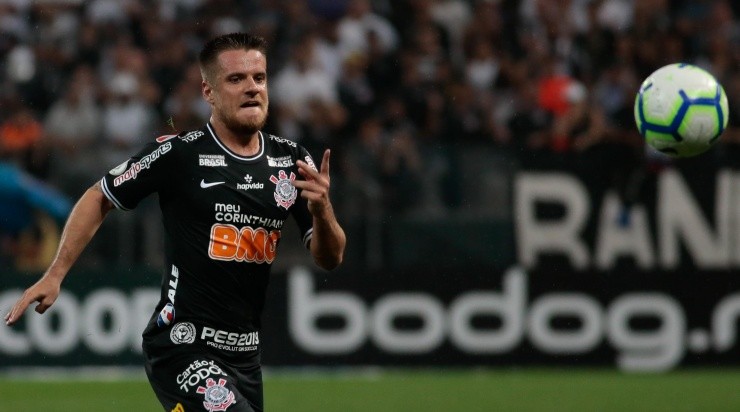 Foto: Marcello Zambrana/AGIF - Atuando no exterior, o meia ainda tem contrato com o Corinthians Foto: Marcello Zambrana/AGIF - Atuando no exterior, o meia ainda tem contrato com o Corinthians