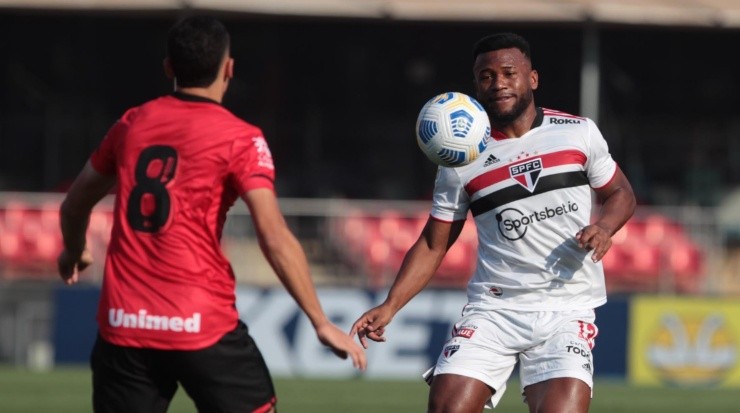 Fotos: Rubens Chiri / saopaulofc.net / Divulgação - Ceni conta com o volante para ser titular no Tricolor