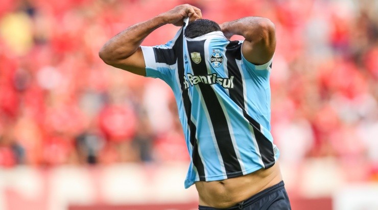 Pedro H. Tesch/AGIF - Diego Souza comemorando gol no clássico