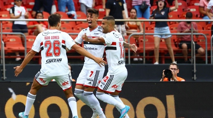Marcello Zambrana/AGIF - Tricolor comemora gol de Rigoni contra o Botafogo-SP