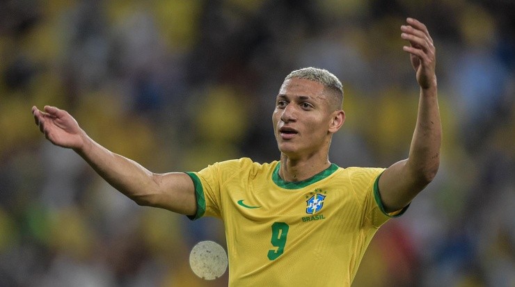 Foto: Thiago Ribeiro/AGIF - Richarlison fez o 4º gol do Brasil diante do Chile.
