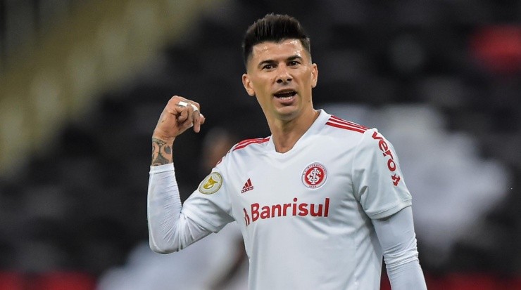 Foto: Thiago Ribeiro/AGIF - Cuesta é desejo antigo do São Paulo e está em baixa no Inter.