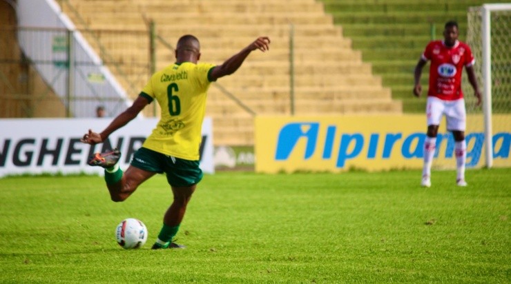 Foto: Enoc Jr/Ypiranga/Divulgação - O lateral já foi alvo do Cuiabá e oferecido a dupla Gre-Nal