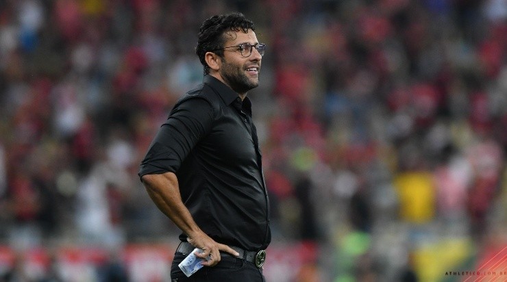 Foto: Gustavo Oliveira/athletico.com.br/Divulgação - O treindador convive com críticas da torcida no Furacão