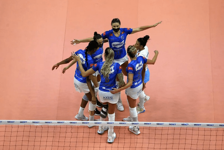 Foto: Orlando Bento/MTC - Minas comemora avanço para as semifinais da Superliga