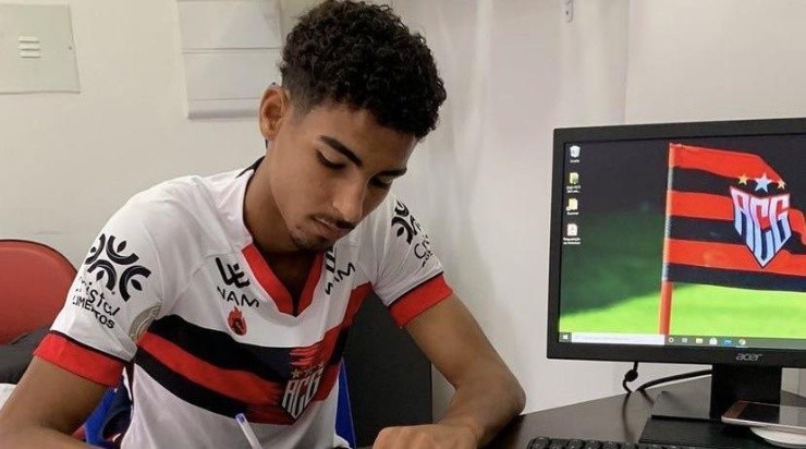 Reprodução / Twitter - Gabriel assina contrato com o Dragão