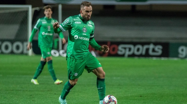 Foto: Robson Mafra/AGIF - Livre de suspensão, Willian Farias também retorna ao time titular