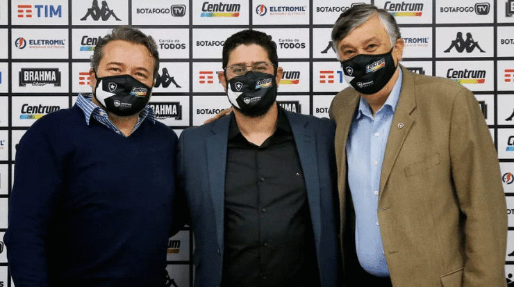  Foto: Botafogo / Divulgação - Lênin ao lado de diretores do Fogão